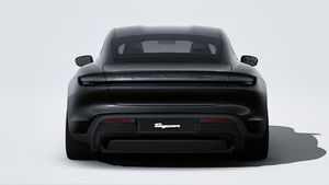 Außenansicht von Taycan 4 Black Edition mit Blick auf das Heck des Fahrzeugs
