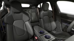 Innenansicht mit den Vordersitzen von Taycan Turbo S Cross Turismo