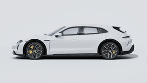 Die Außenansicht von Taycan Turbo S Cross Turismo zeigt die linke Seite des Fahrzeugs