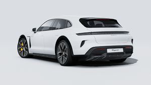 Außenansicht von Taycan Turbo S Cross Turismo mit der Rückseite und der linken Seite des Fahrzeugs