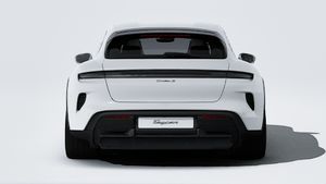 Außenansicht von Taycan Turbo S Cross Turismo mit Blick auf das Heck des Fahrzeugs