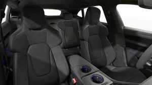 Vista interna dei sedili anteriori di Taycan GTS Sport Turismo