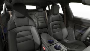 Innenansicht mit den Vordersitzen von Taycan Turbo Sport Turismo