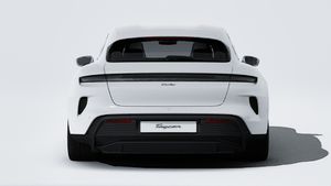 Außenansicht von Taycan Turbo Sport Turismo mit Blick auf das Heck des Fahrzeugs