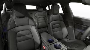 Innenansicht mit den Vordersitzen von Taycan Sport Turismo Black Edition