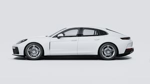 Vue extérieure de Panamera 4 montrant le côté gauche de la voiture