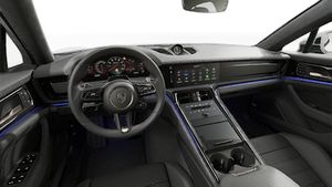 Vue de l'intérieur montrant le volant et le tableau de bord d'un véhicule de transport de marchandises. Panamera Turbo S E-Hybrid