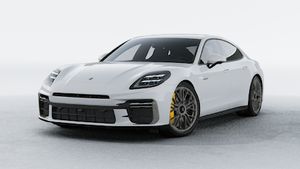 Vue extérieure de Panamera Turbo S E-Hybrid montrant l'avant et le côté gauche de la voiture