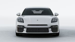 Vue extérieure de Panamera Turbo S E-Hybrid montrant l'avant de la voiture