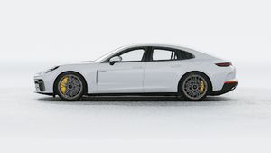 Vue extérieure de Panamera Turbo S E-Hybrid montrant le côté gauche de la voiture