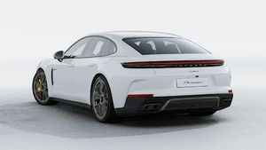 Vue extérieure de Panamera Turbo S E-Hybrid montrant l'arrière et le côté gauche de la voiture