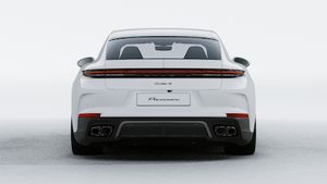 Vue extérieure de Panamera Turbo S E-Hybrid montrant l'arrière de la voiture