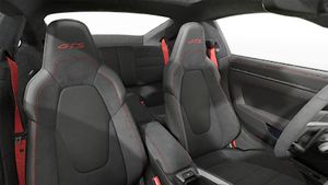 Vista interior de los asientos delanteros del 911 Carrera GTS