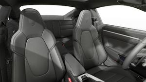 Vista interior de los asientos delanteros del 911 Carrera S