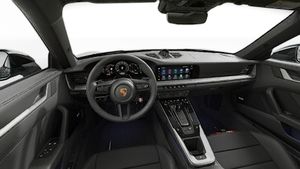 Vista interior que muestra el volante y el salpicadero de 911 Carrera S