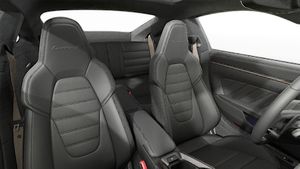 Vista interior de los asientos delanteros del 911 Turbo S