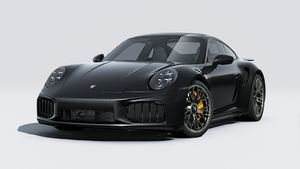 Vista exterior de 911 Turbo S mostrando la parte delantera y el lado izquierdo del coche