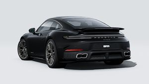 Vista exterior de 911 Turbo S mostrando la parte trasera y el lado izquierdo del coche