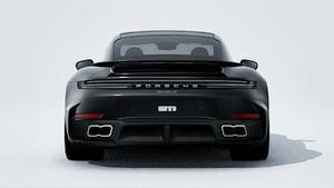 Vista exterior de 911 Turbo S mostrando la parte trasera del coche