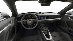 Vista interior que muestra el volante y el salpicadero de 911 Carrera 4S