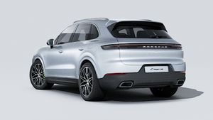 Vista exterior de Cayenne E-Hybrid mostrando la parte trasera y el lado izquierdo del coche