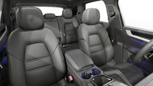 Vista interior de los asientos delanteros del Cayenne S