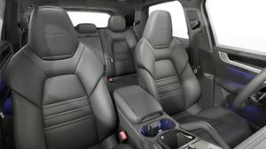 Vista interior de los asientos delanteros del Cayenne Turbo E-Hybrid