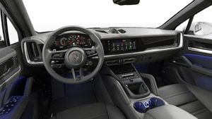 Vista interior que muestra el volante y el salpicadero de Cayenne Turbo E-Hybrid