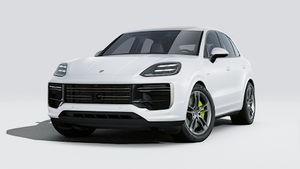 Vista exterior de Cayenne Turbo E-Hybrid mostrando la parte delantera y el lado izquierdo del coche