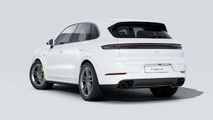 Vista exterior de Cayenne Turbo E-Hybrid mostrando la parte trasera y el lado izquierdo del coche