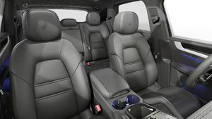 Vista interior de los asientos delanteros del Cayenne Black Edition