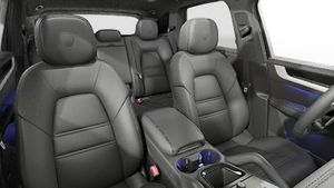 Vista interior de los asientos delanteros del Cayenne S E-Hybrid Black Edition