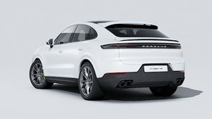 Vista exterior de Cayenne S E-Hybrid Coupé mostrando la parte trasera y el lado izquierdo del coche