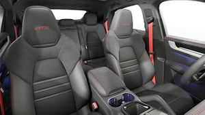 Vista interior de los asientos delanteros del Cayenne GTS Coupé