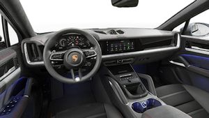Vista interior que muestra el volante y el salpicadero de Cayenne GTS Coupé