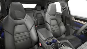 Vista interior de los asientos delanteros del Cayenne Turbo E-Hybrid Coupé