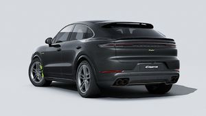 Vista exterior de Cayenne Turbo E-Hybrid Coupé mostrando la parte trasera y el lado izquierdo del coche