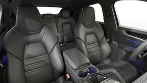 Vista interior de los asientos delanteros del Cayenne Turbo E-Hybrid Coupé With GT Package