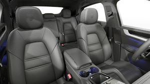 Vista interior de los asientos delanteros del Cayenne Coupé Black Edition