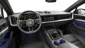 Vista interior que muestra el volante y el salpicadero de Cayenne Coupé Black Edition