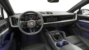 Vista interior que muestra el volante y el salpicadero de Cayenne E-Hybrid Coupé Black Edition