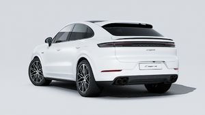 Vista exterior de Cayenne E-Hybrid Coupé Black Edition mostrando la parte trasera y el lado izquierdo del coche