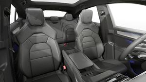 Vista interior de los asientos delanteros del Cayenne Coupé Electric