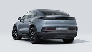 Vista exterior de Cayenne Coupé Electric mostrando la parte trasera y el lado izquierdo del coche
