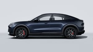 Vista exterior de Cayenne S Coupé Electric mostrando el lado izquierdo del coche
