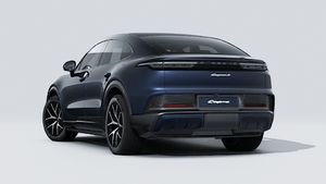 Vista exterior de Cayenne S Coupé Electric mostrando la parte trasera y el lado izquierdo del coche