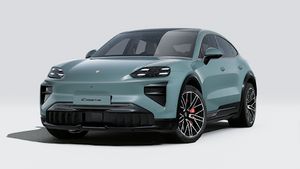 Vista exterior de Cayenne Turbo Coupé Electric mostrando la parte delantera y el lado izquierdo del coche
