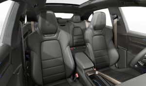 Vista interior de los asientos delanteros del Macan Turbo Electric