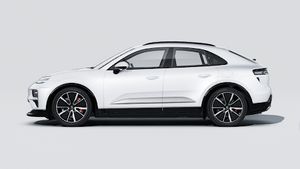 Vista exterior de Macan Turbo Electric mostrando el lado izquierdo del coche