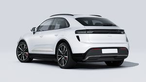 Vista exterior de Macan Turbo Electric mostrando la parte trasera y el lado izquierdo del coche